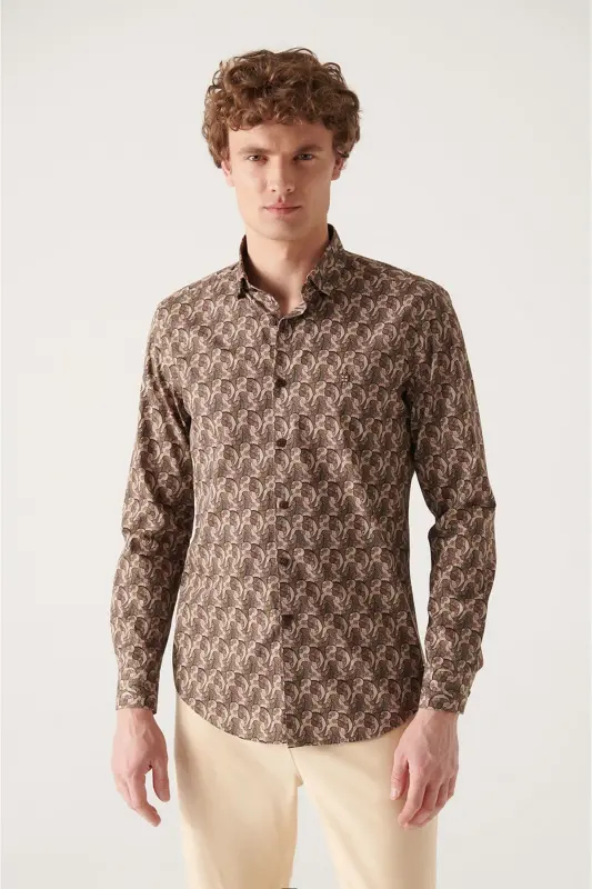 Erkaklar uchun jigarrang abstrakt naqshli 100% paxta Slim Fit tor kesimli ko'ylak A22y2001 - AVVA
