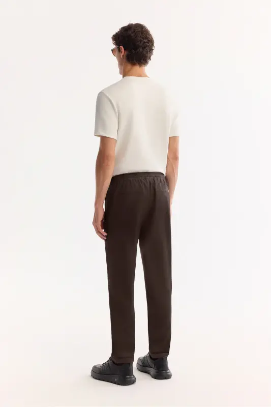 Erkaklar uchun jigarrang, yon cho‘ntakli, beli rezinali, bog‘ichli, qaytarma paçali jogger shimi E003000 - Jigarrang - 3