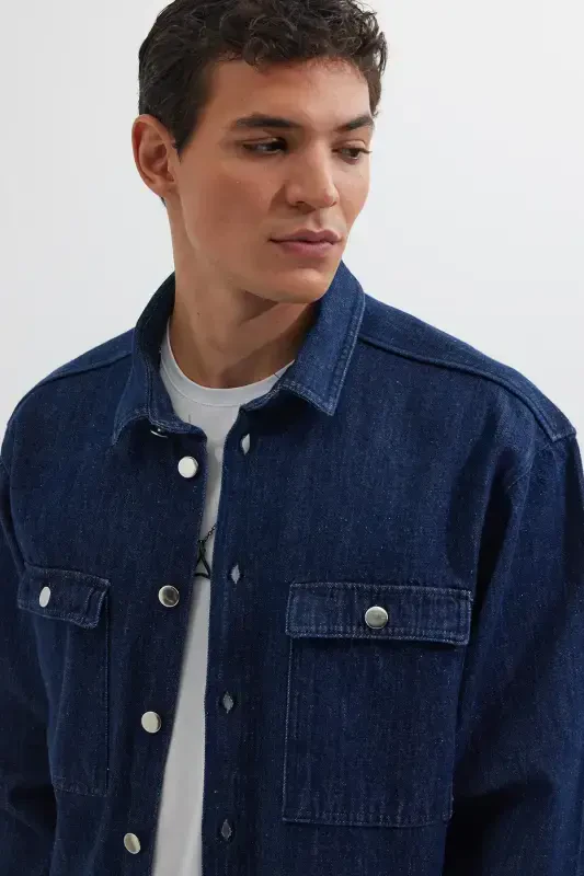 Erkaklar uchun keng kesimli uzun yengli denim qopqoqli ikki cho'ntakli ko'k rangli ko'ylak - 2