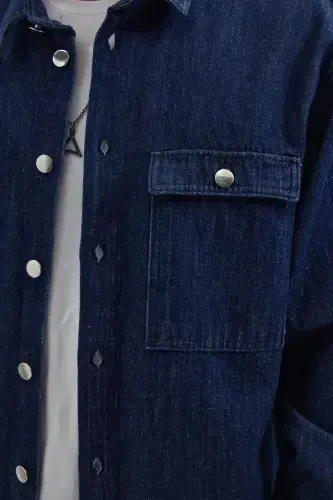 Erkaklar uchun keng kesimli uzun yengli denim qopqoqli ikki cho'ntakli ko'k rangli ko'ylak - 3