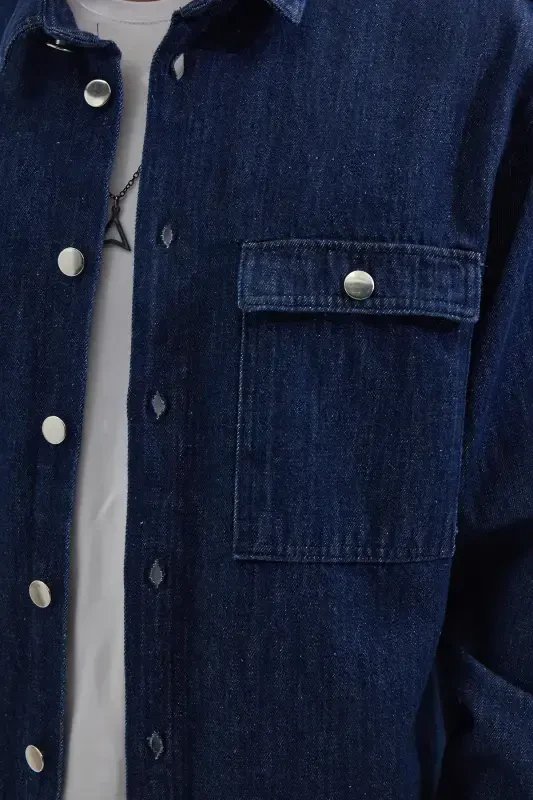 Erkaklar uchun keng kesimli uzun yengli denim qopqoqli ikki cho'ntakli ko'k rangli ko'ylak - 3