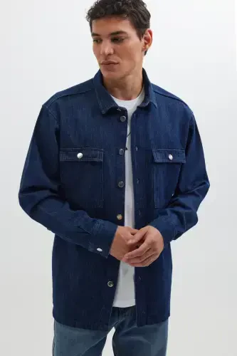 Erkaklar uchun keng kesimli uzun yengli denim qopqoqli ikki cho'ntakli ko'k rangli ko'ylak - 5