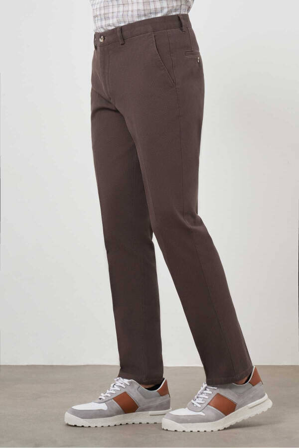 Erkaklar uchun KOFFE paxta yon cho'ntakli Dynamic Fit chino shim - 28