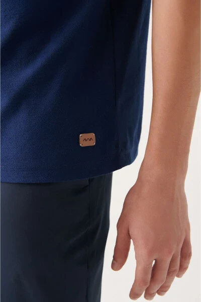 Erkaklar uchun ko'k rangli 100% paxta krep matosi bisiklet yoqali, yamoq tafsilotlari bilan regular fit t-shirt - 3