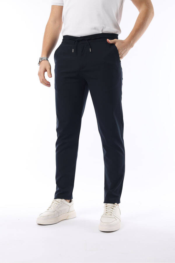 Erkaklar uchun ko'k rangli Jogger kesimi, elastik belbog'li, cho'ziluvchan likrali, slimfit mato pantolon - 1