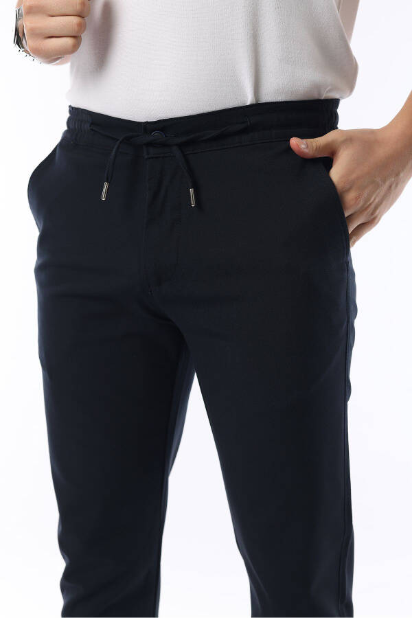 Erkaklar uchun ko'k rangli Jogger kesimi, elastik belbog'li, cho'ziluvchan likrali, slimfit mato pantolon - 2