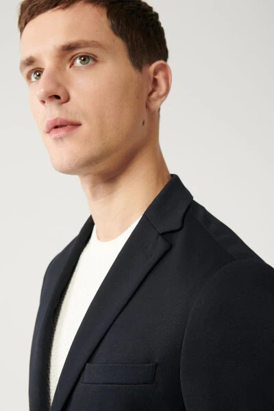 Erkaklar uchun ko'k rangli pidjak, bitta qatorli tugmachali, ikki yon cho'ntakli, astarsiz, trikotaj, Slim Fit, B004001 - AVVA (1)