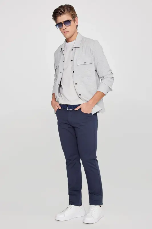Erkaklar uchun ko'k rangli slim fit tor kesim 5 cho'ntakli paxta kanvasli elastik chino shimi - 4