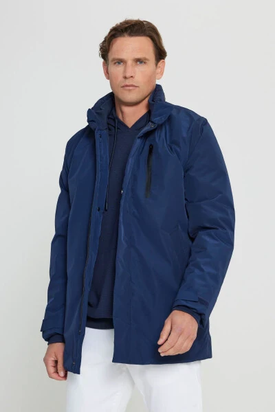 Erkaklar uchun ko'k rangli standart o'lchamli, oddiy kesilgan, olib tashlanishi mumkin bo'lgan kapotli, tana haroratini o'lchaydigan termometrli palto - ALTINYILDIZ CLASSICS