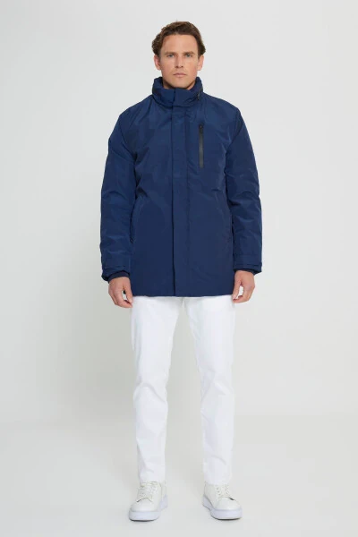 Erkaklar uchun ko'k rangli standart o'lchamli, oddiy kesilgan, olib tashlanishi mumkin bo'lgan kapotli, tana haroratini o'lchaydigan termometrli palto - ALTINYILDIZ CLASSICS (1)