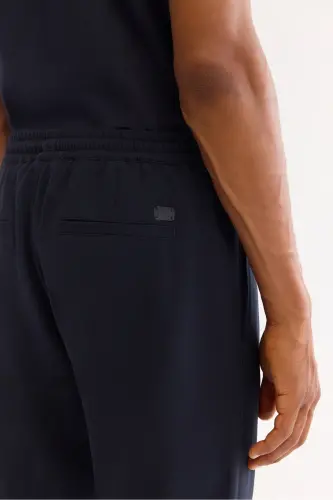 Erkaklar uchun ko'k yon cho'ntakli, elastik kamarli, bog'lanuvchan ipli, bo'sh kesilgan Jogger shimlari E003000 - 6