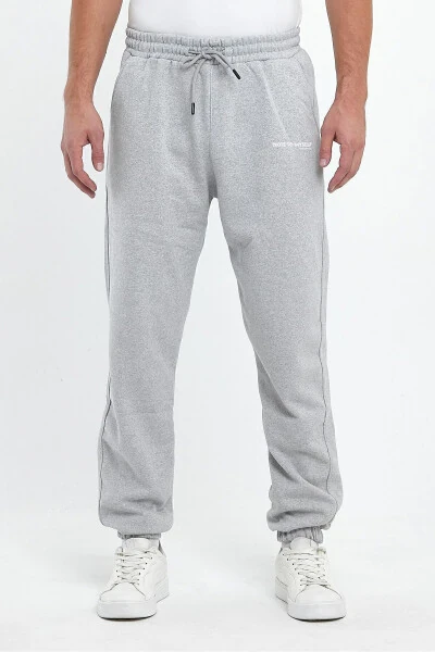 Erkaklar uchun kulrang regular fit elastik kamarli Note To Myself chop etilgan qulay paxta shim - THE RULE (1)