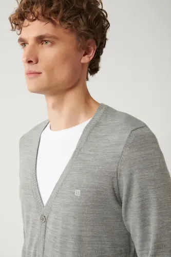 Erkaklar uchun kulrang trikotaj kardigan tugmali Regular Fit E005007 - AVVA (1)