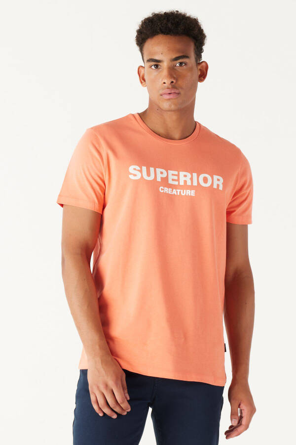 Erkaklar uchun Mercan Slim Fit tor kesimli velosiped yoqali 100% paxtadan sloganli futbolka - 1