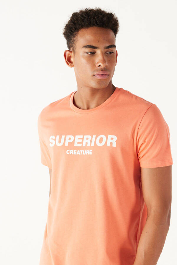 Erkaklar uchun Mercan Slim Fit tor kesimli velosiped yoqali 100% paxtadan sloganli futbolka - 4