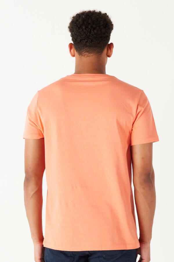 Erkaklar uchun Mercan Slim Fit tor kesimli velosiped yoqali 100% paxtadan sloganli futbolka - 5