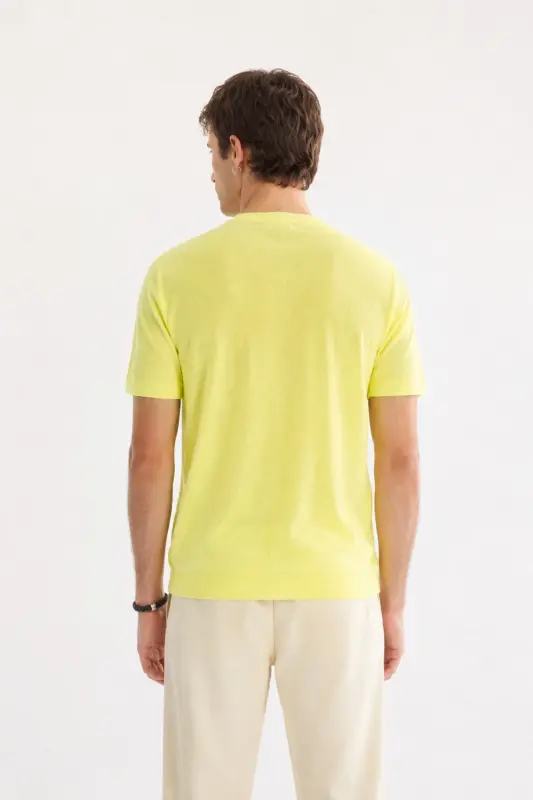 Erkaklar uchun neon yashil rangli, krujka yaxasi, garment dyed bo'yalgan, bo'yoq effekti, oddiy kesilgan trikotaj T-ko'ylak A41y5074 - 4