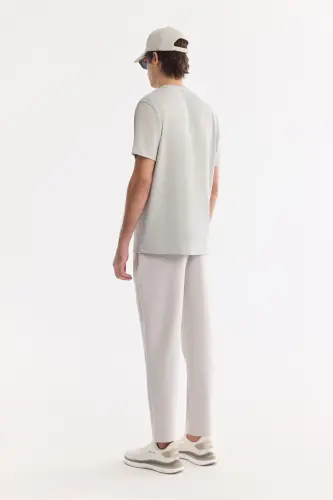 Erkaklar uchun och kulrang yumaloq yoqali, ikki tomonlama cho‘ziluvchan, ajin tushmaydigan, printli, oddiy bichimli (Regular Fit) T-shirt B001040 - Och kulrang - 5