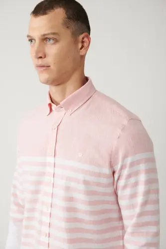 Erkaklar uchun och pushti tugmali yoqa panosidagi chiziqli slim fit ko'ylak A41y2190 - AVVA (1)