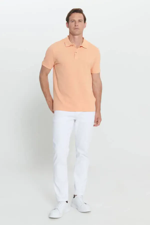 Erkaklar uchun ochiq to'q sariq rangli, tor kesimli, polo yoqali, bosmali paxta futbolka. - 2