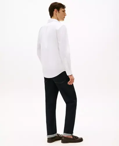 Erkaklar uchun oddiy kesimli, choʻziluvchan poplinli tugmali koʻylak — oq rang - 4