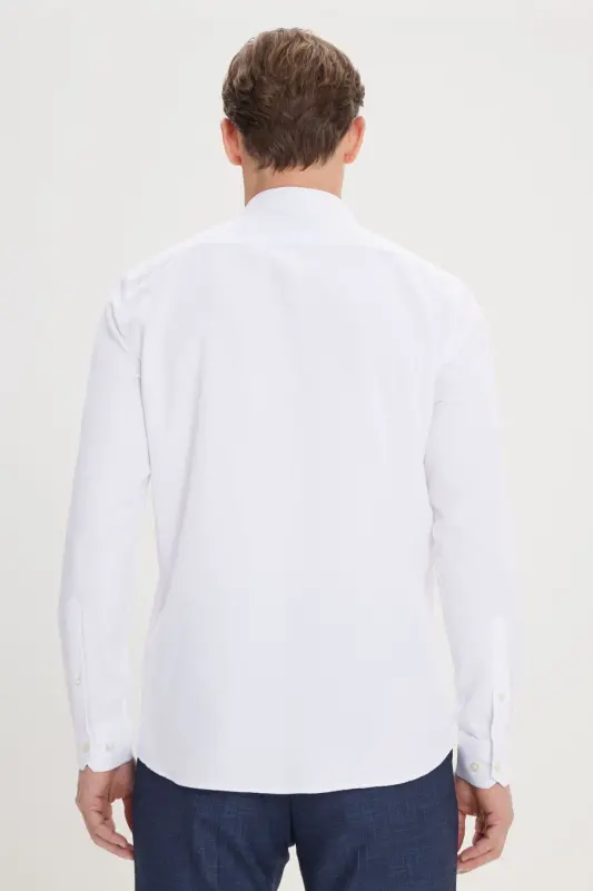 Erkaklar uchun oq oson dazmollanadigan slim fit tor bichimli paxtali klassik yoqali armürli ko‘ylak - KLASSIK YOKA - 5