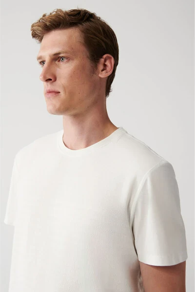 Erkaklar uchun oq rangli 100% paxtadan tikilgan krujka bo'yinli jakkard paneli Regular Fit futbolkasi A31y1057 - Avva (1)