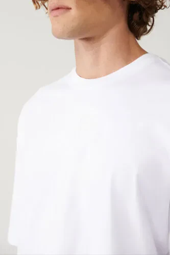 Erkaklar uchun oq rangli futbolka, yumaloq yoqali, bosib chiqarilgan, keng kesimli A41y1325 - Avva (1)