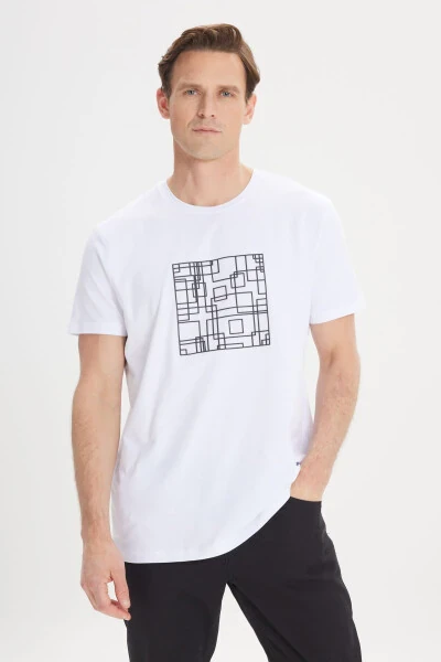 Erkaklar uchun oq rangli slim fit tor kesilgan paxtadan tikilgan elastik matodan tayyorlangan futbolka. - ALTINYILDIZ CLASSICS