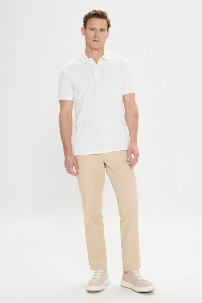 Erkaklar uchun oq, slim fit, tor kesim, polo yoqali, 100% paxtadan qisqa yengli futbolka. - 2