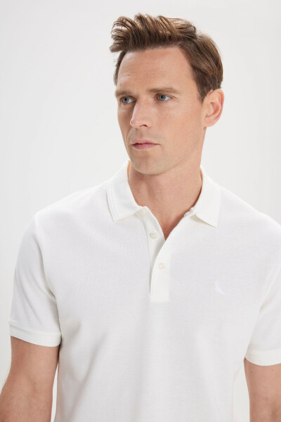Erkaklar uchun oq, slim fit, tor kesim, polo yoqali, 100% paxtadan qisqa yengli futbolka. - 3