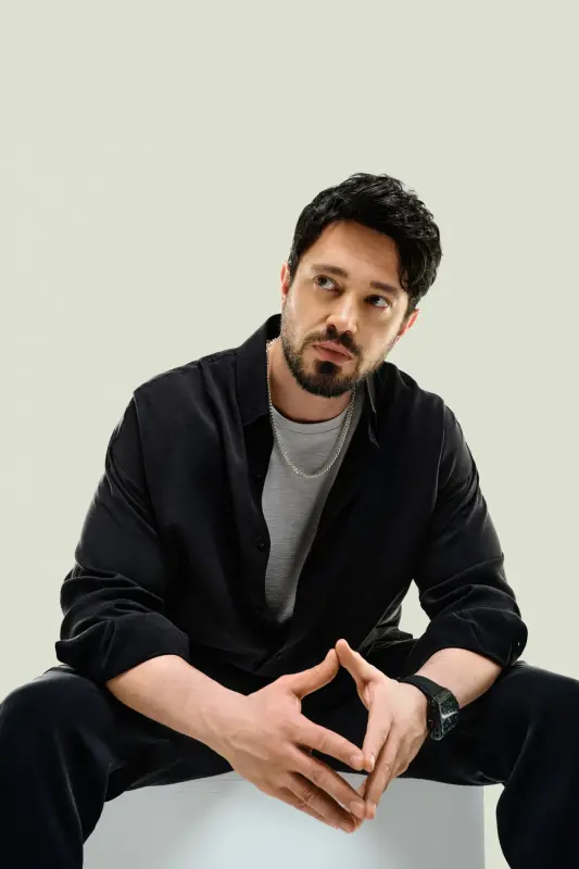 Erkaklar uchun qora Britaniya yoqasi bilan modal matodan tikilgan keng kiyim A41y2168 - 1