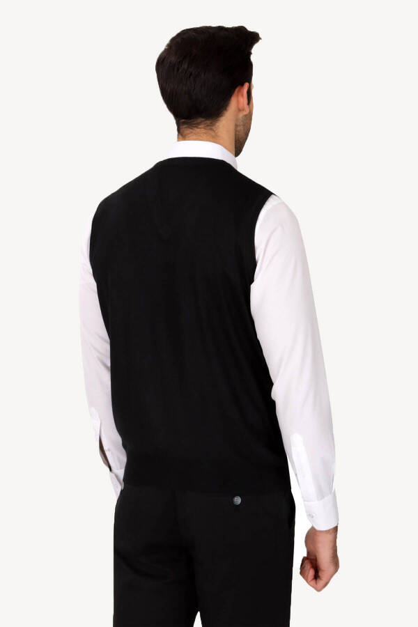 Erkaklar uchun qora klassik jun V bo'yinli trikotaj ko'ylagi - 4