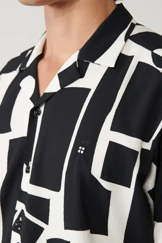 Erkaklar uchun qora ko'ylak Apaj yoqasi Oson dazmollanadigan Bosilgan gofrilangan Keng o'lchamli A41y2177 - 2