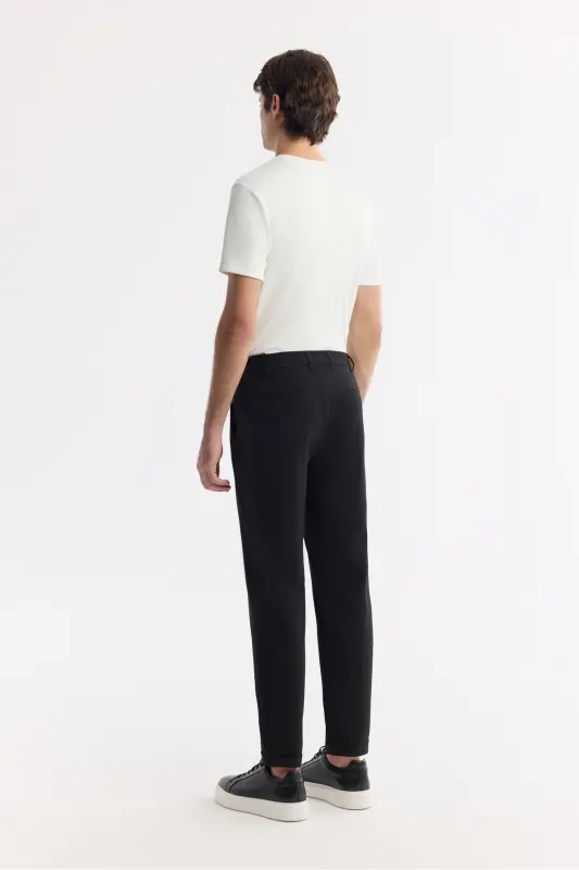 Erkaklar uchun qora Nora Slim Fit Chino shimlari, yon bel qismi elastik va gofrilangan mato bilan B003033 - 3