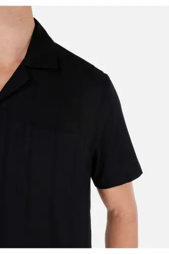 Erkaklar uchun qora, qisqa yengli, chiziqli, regular fit ko'ylak. - 5