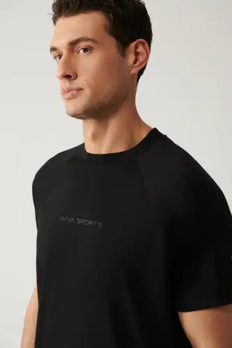 Erkaklar uchun qora rangli bisiklet yoqa bosilgan, yumshoq teginishli Regular Fit futbolka A41y1031 - AVVA (1)