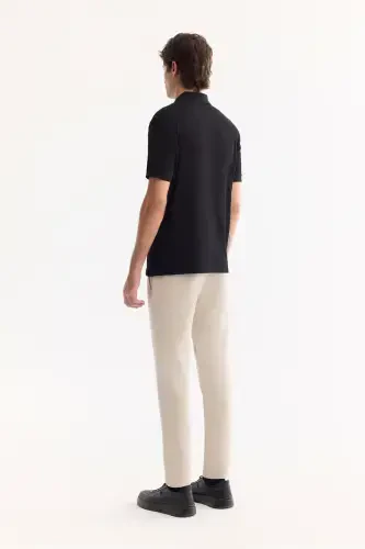 Erkaklar uchun qora rangli polo yoqali jakkardli futbolka - 4