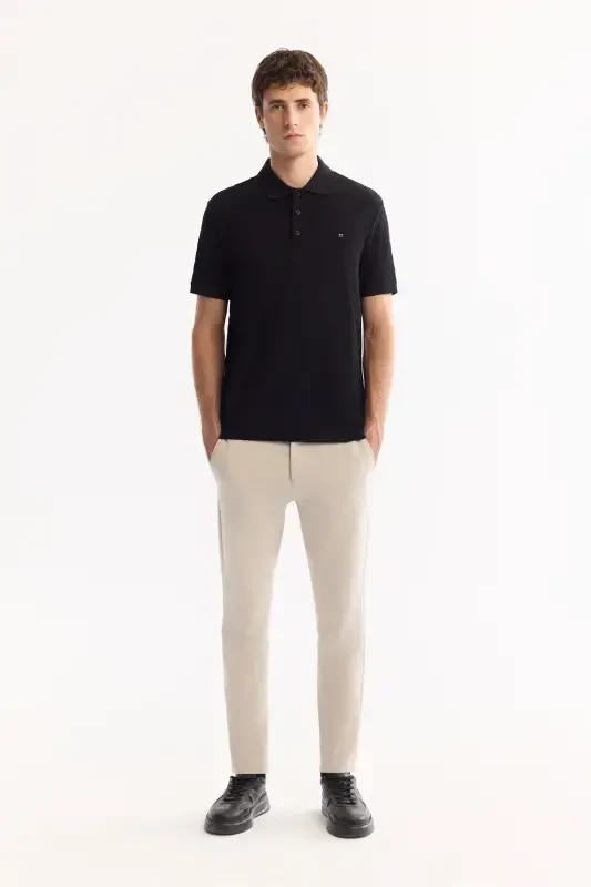 Erkaklar uchun qora rangli polo yoqali jakkardli futbolka - 5