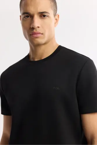 Erkaklar uchun qora rangli T-shirt, dumaloq yoqa, orqa va ko'krak qismida logo bosib chiqarilgan, Regular Fit B001040 - 3