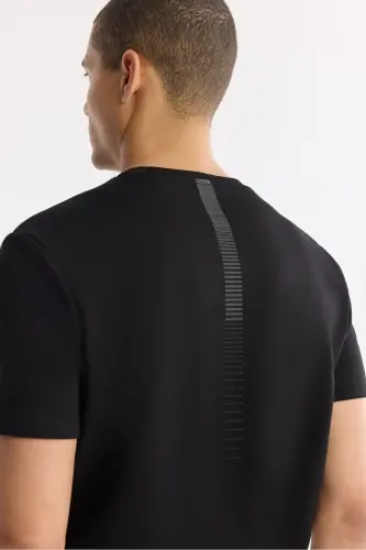 Erkaklar uchun qora rangli T-shirt, dumaloq yoqa, orqa va ko'krak qismida logo bosib chiqarilgan, Regular Fit B001040 - 4