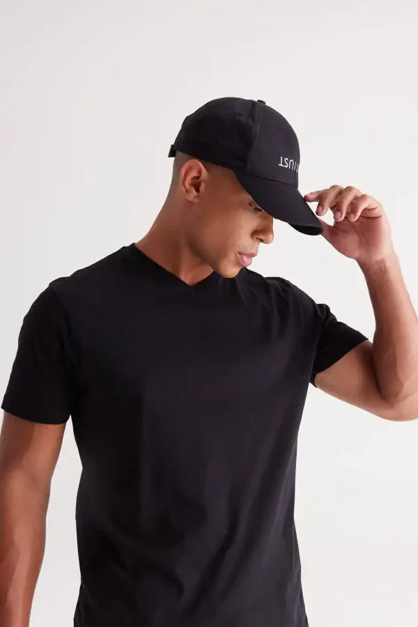 Erkaklar uchun qora rangli, V-yoqali, 100% paxtadan tikilgan, slim fit kesimli ikki dona ko'ylak. - 5