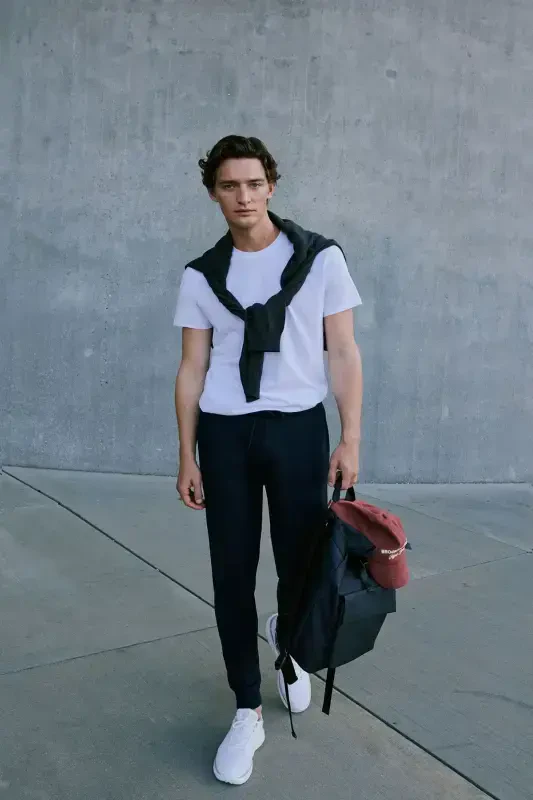 Erkaklar uchun qora standart o'lchamli oddiy kesilgan 2 iplikli cho'ntakli qulay qayta ishlangan paxtadan tikilgan jogger shim - 2