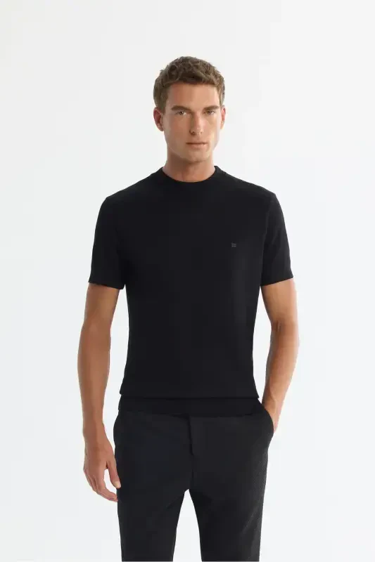 Erkaklar uchun qora trikotaj T-shirt yarim baliqchi yoqa qisqa qo'l Regular Fit B005025 - AVVA