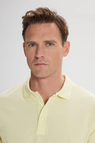 Erkaklar uchun sariq, ingichka, tor kesimli, polo yoqali, 100% paxtadan qisqa yengli futbolka. - 3