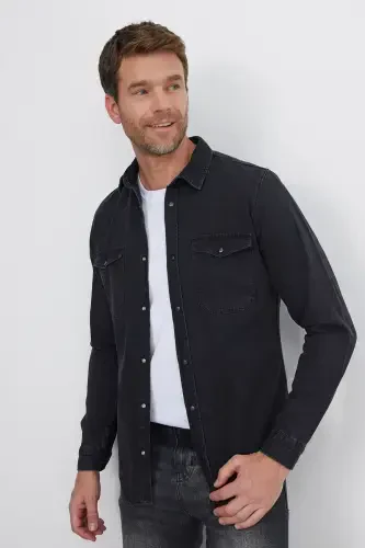 Erkaklar uchun slim fit uzun yengli denim ko'ylagi, ikkita cho'ntagi va tugmachalar bilan, qora rangda - 1