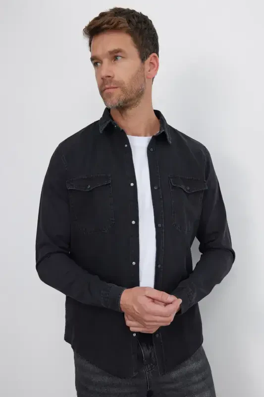 Erkaklar uchun slim fit uzun yengli denim ko'ylagi, ikkita cho'ntagi va tugmachalar bilan, qora rangda - 2