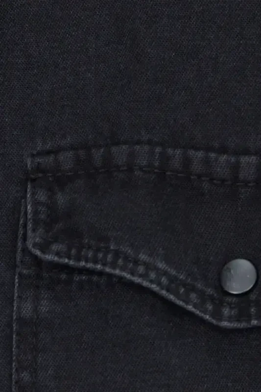 Erkaklar uchun slim fit uzun yengli denim ko'ylagi, ikkita cho'ntagi va tugmachalar bilan, qora rangda - 6