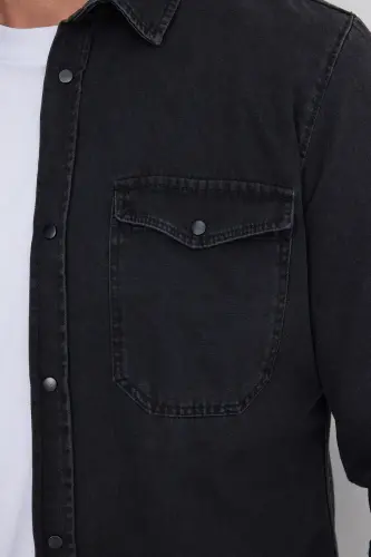 Erkaklar uchun slim fit uzun yengli denim ko'ylagi, ikkita cho'ntagi va tugmachalar bilan, qora rangda - 3