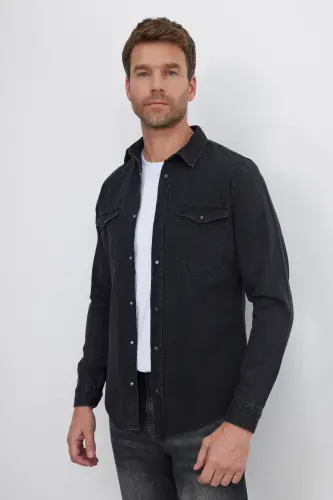 Erkaklar uchun slim fit uzun yengli denim ko'ylagi, ikkita cho'ntagi va tugmachalar bilan, qora rangda - 4